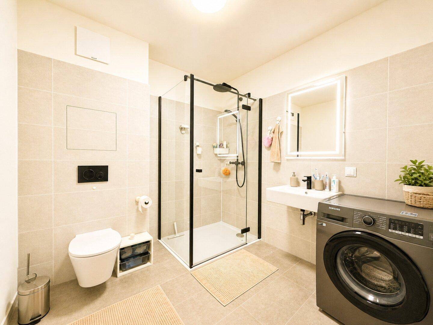 Modernes Badezimmer mit begehbarer Dusche, Wand-WC und Waschmaschine.