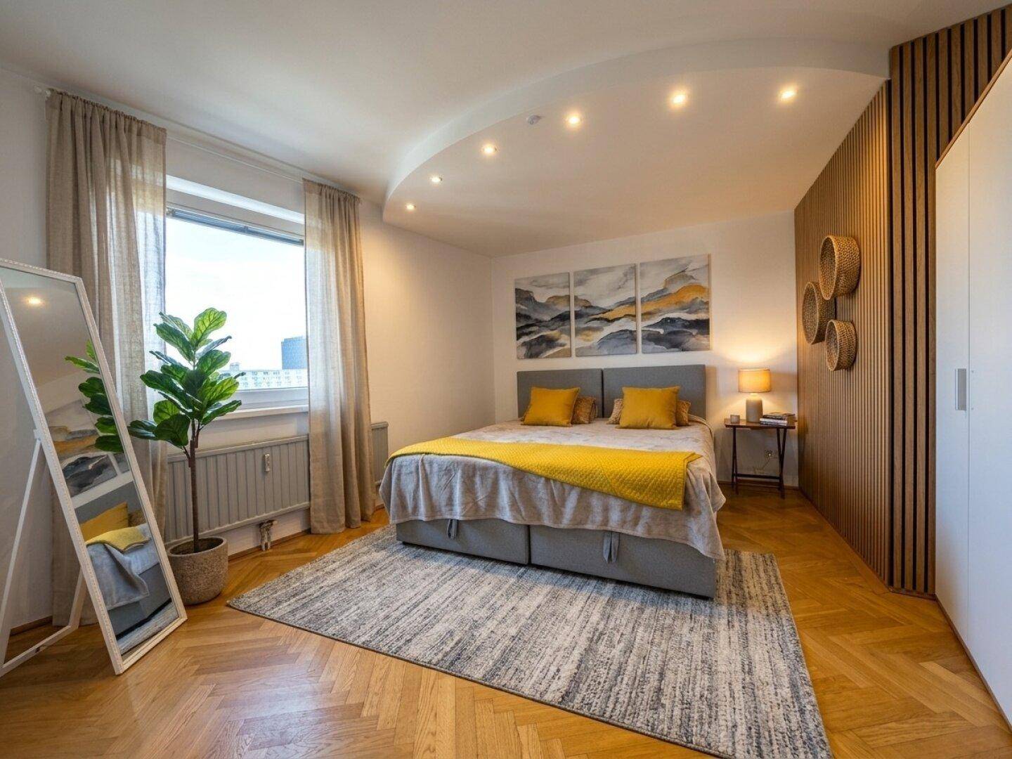 Helles Schlafzimmer mit Parkettboden, Holzwandverkleidung und gelben Akzenten.