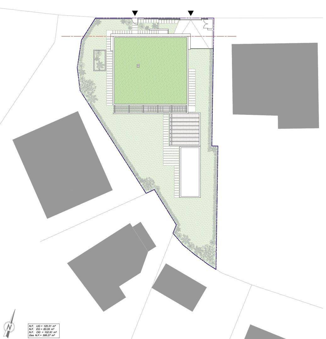 Gesamtgrundriss des Grundstücks mit Haus, Garten und Poolbereich.