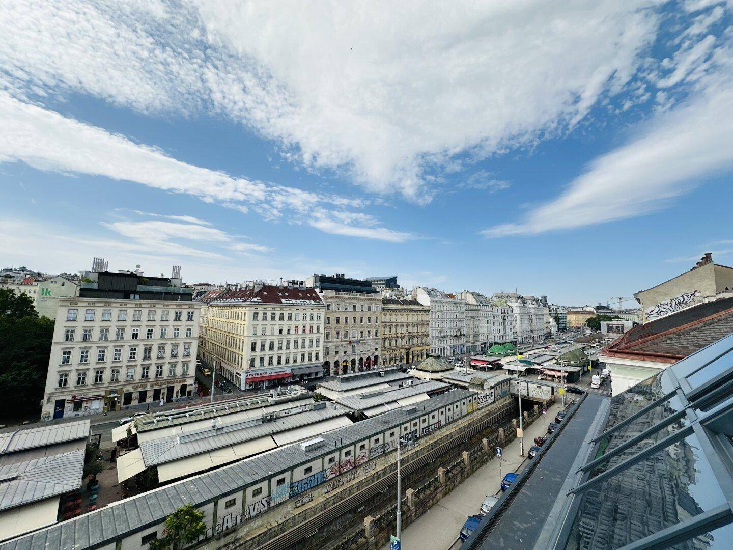 Weitläufiger Blick über die Dächer der Stadt und die umliegende Architektur.