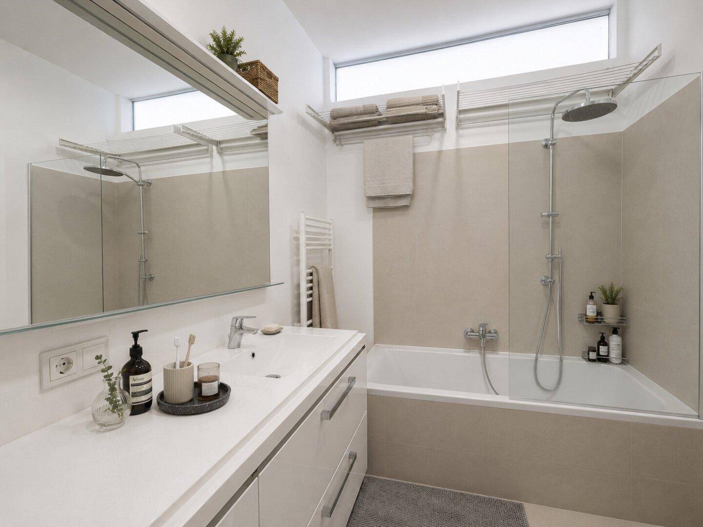 Modernes Badezimmer mit Badewanne, Dusche, Einzelwaschbecken und Fenster für Tageslicht.