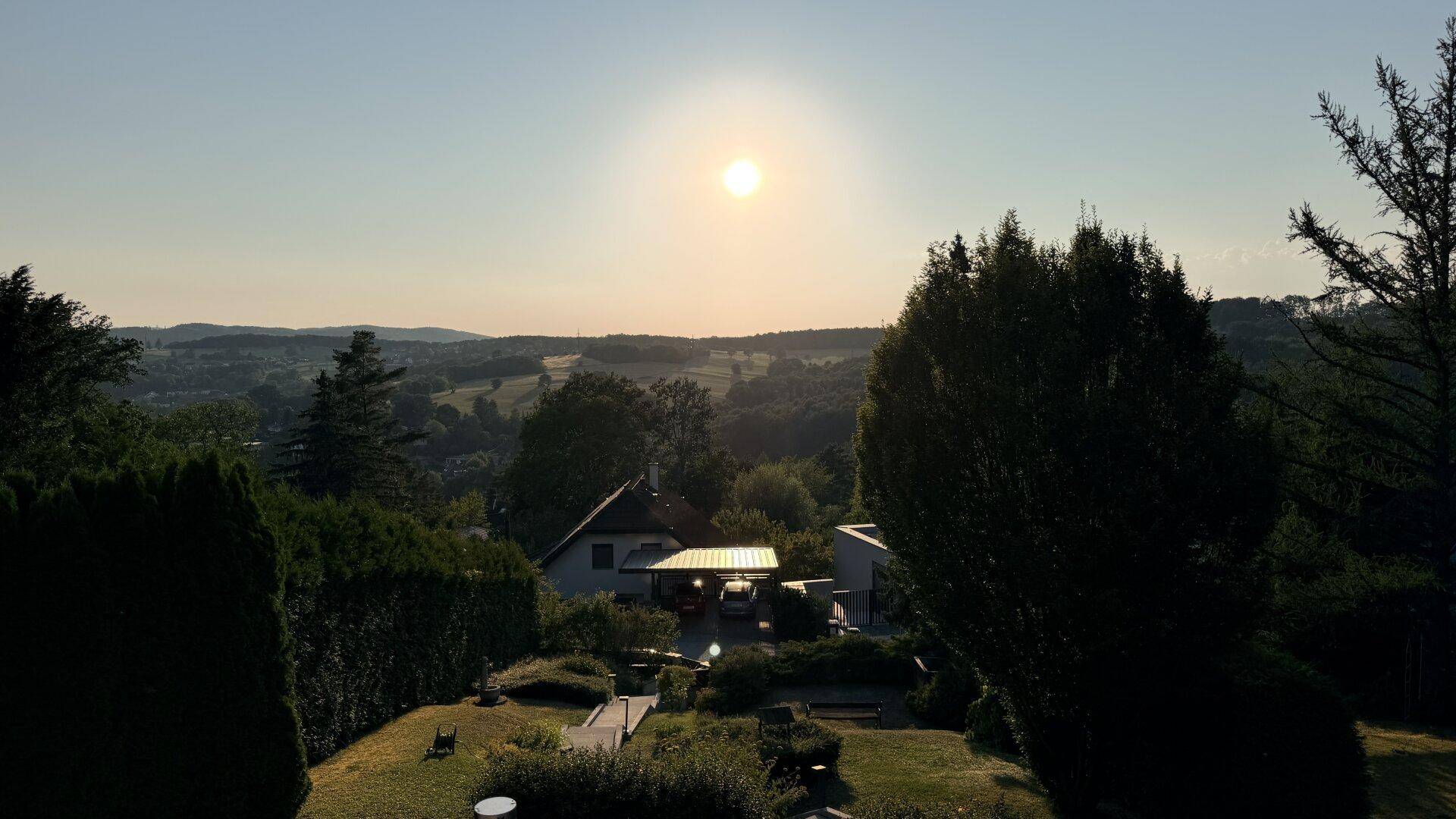 Malerischer Sonnenuntergang über dem Anwesen mit weitem Blick über die Landschaft.
