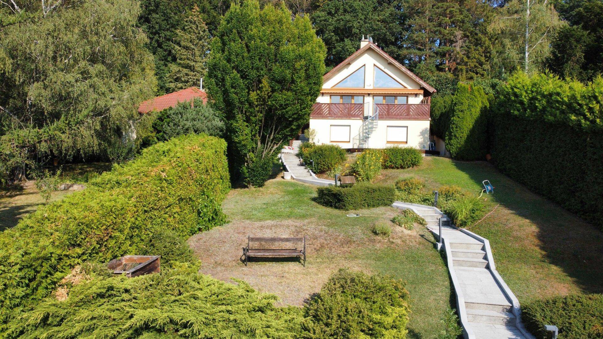 Freistehendes Haus mit großem Garten und Treppenweg in ländlicher Umgebung.