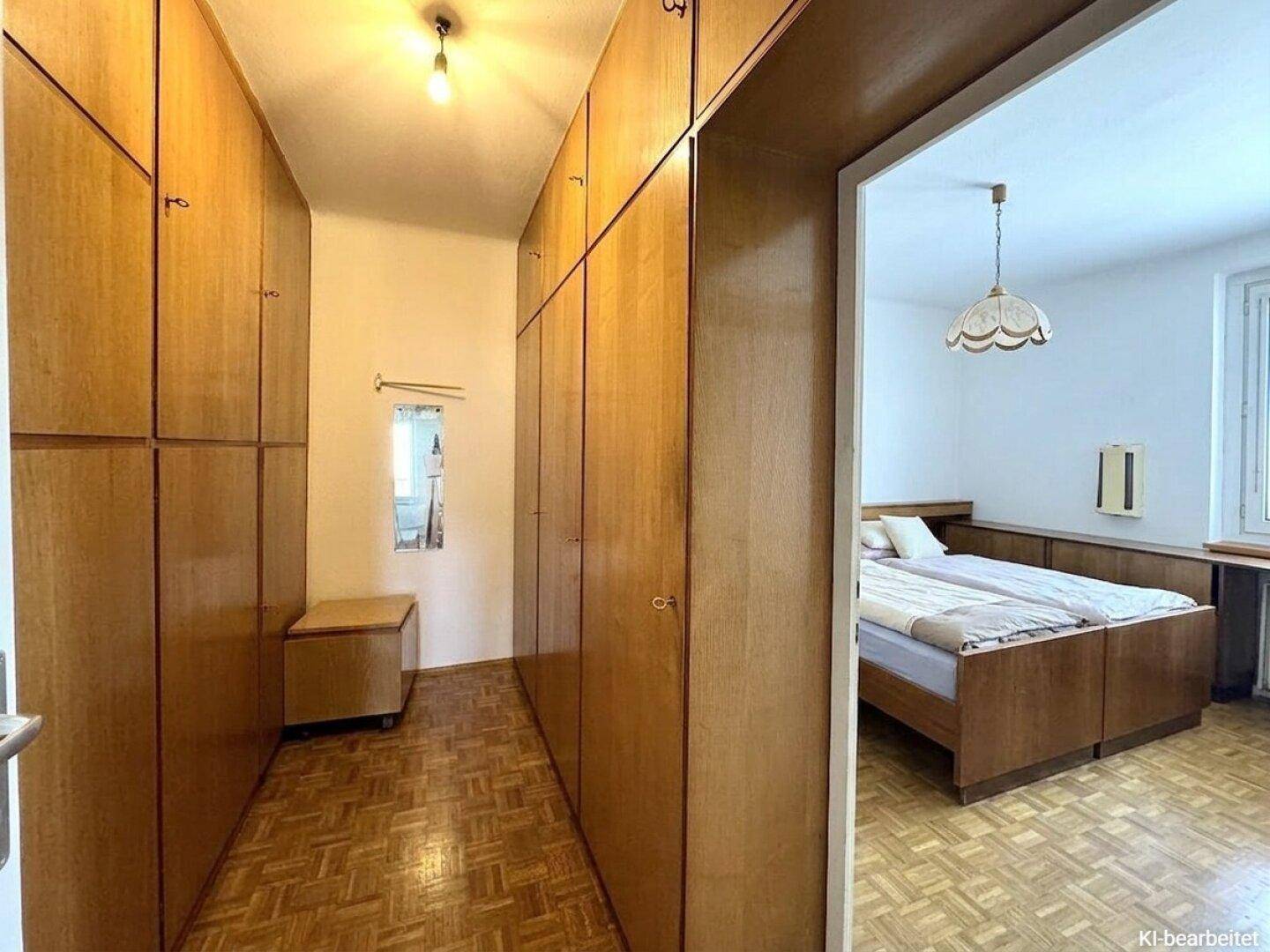 Schlafzimmer mit Einbauschränken und Parkettboden, klassische Einrichtung.