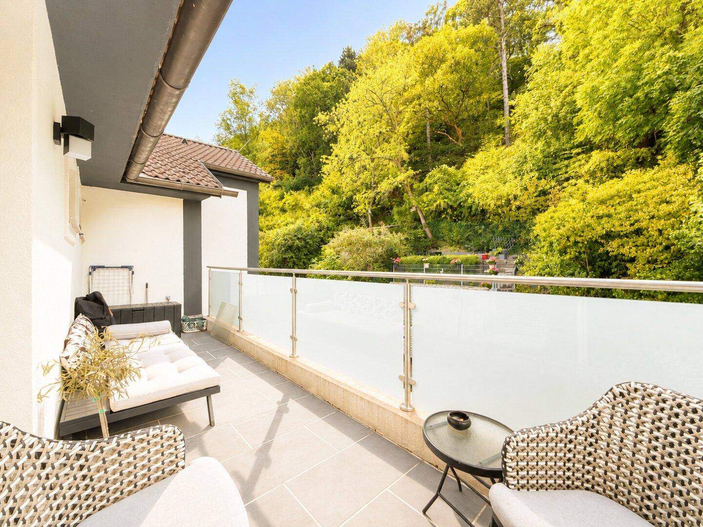 Geräumiger Balkon mit Sitzgelegenheiten und weitem Blick auf die umliegende Natur.