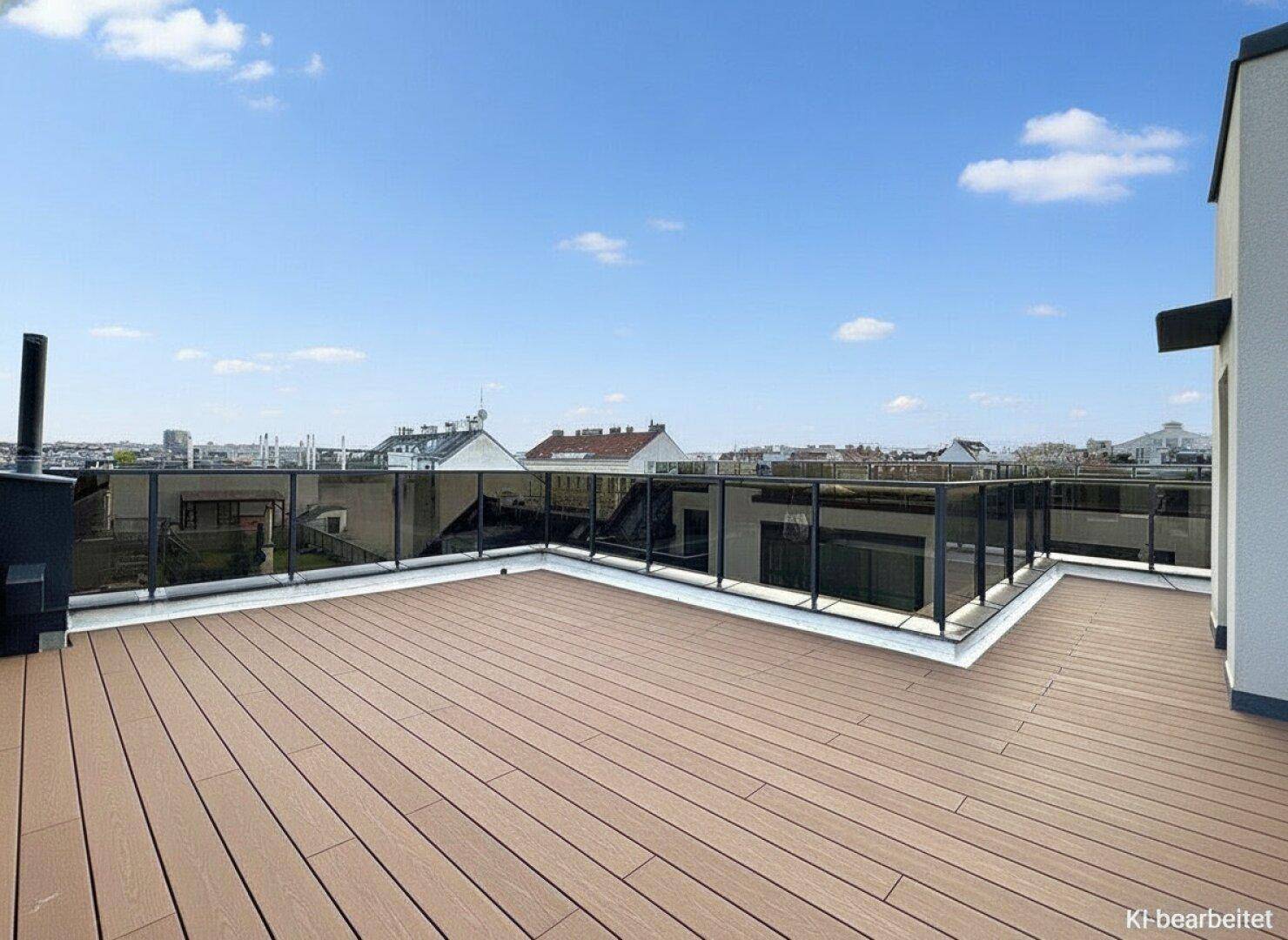 Weitläufige Dachterrasse mit modernem Holzboden und Panoramablick auf die Stadt.