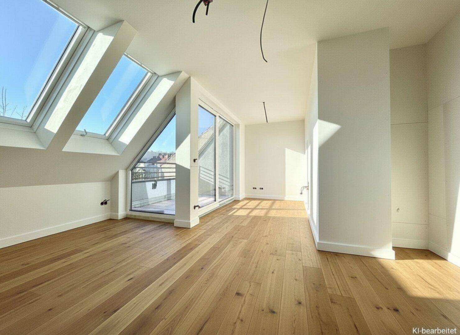 Geräumiges Zimmer mit Holzboden, Dachfenstern und Zugang zu einem Außenbereich.