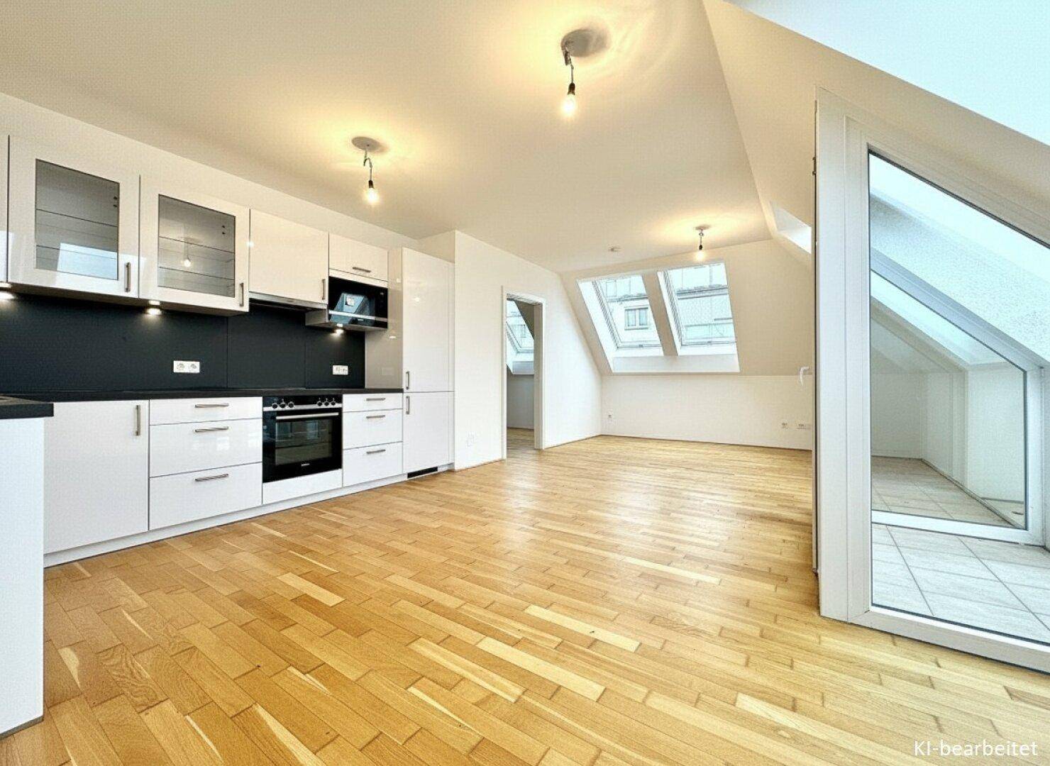 Moderne weiße Einbauküche in einem offenen Wohnbereich mit Parkettboden und Dachfenstern.
