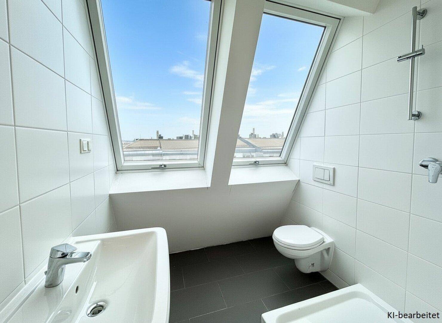 Modernes Badezimmer mit weißen Fliesen, dunklem Boden und zwei großen Dachfenstern für natürliche Belüftung.