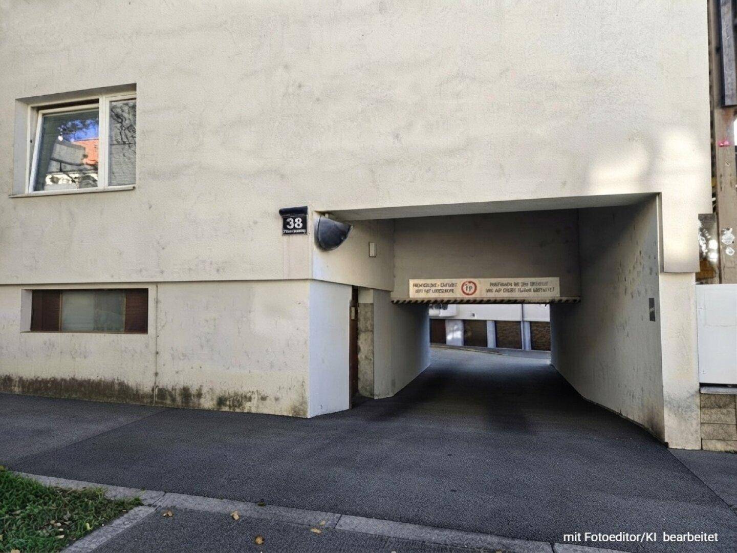 Einfahrt zu einer Tiefgarage unter einem Wohngebäude mit der Hausnummer 38.