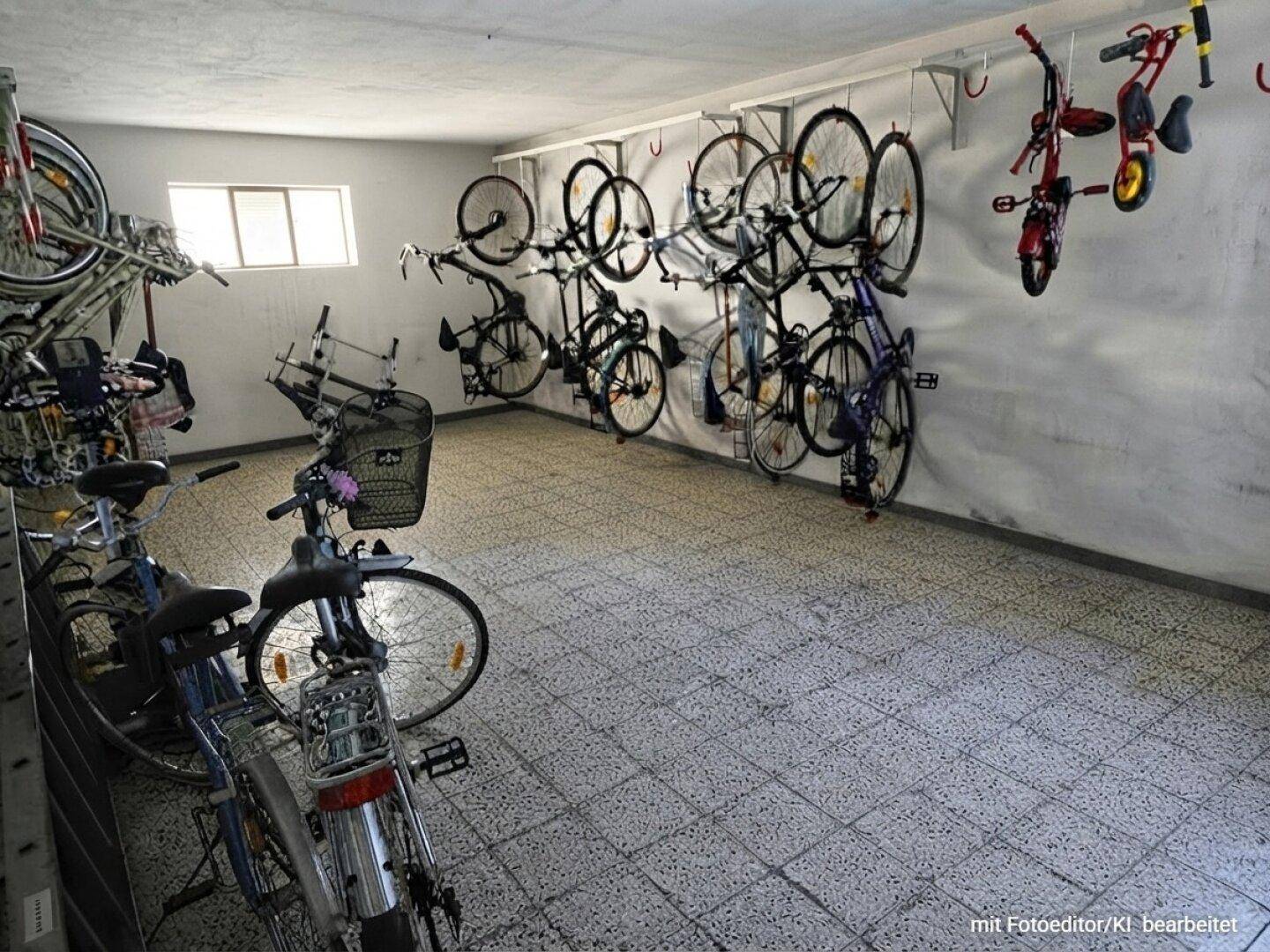 Geräumiger Fahrradabstellraum mit zahlreichen Fahrrädern und praktischen Wandhalterungen.