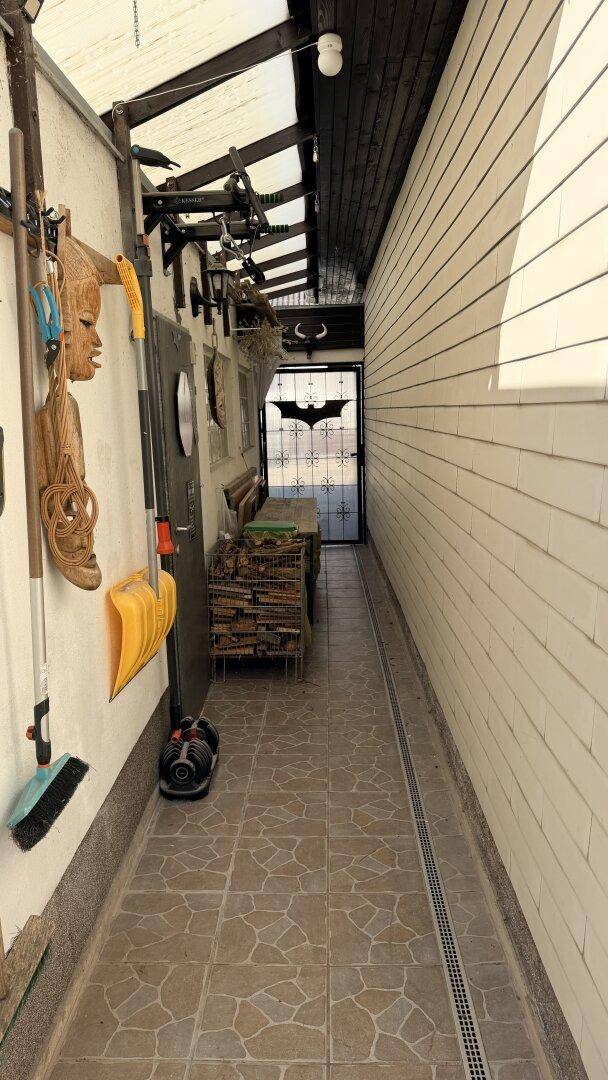 überdachter Gang zur Garage