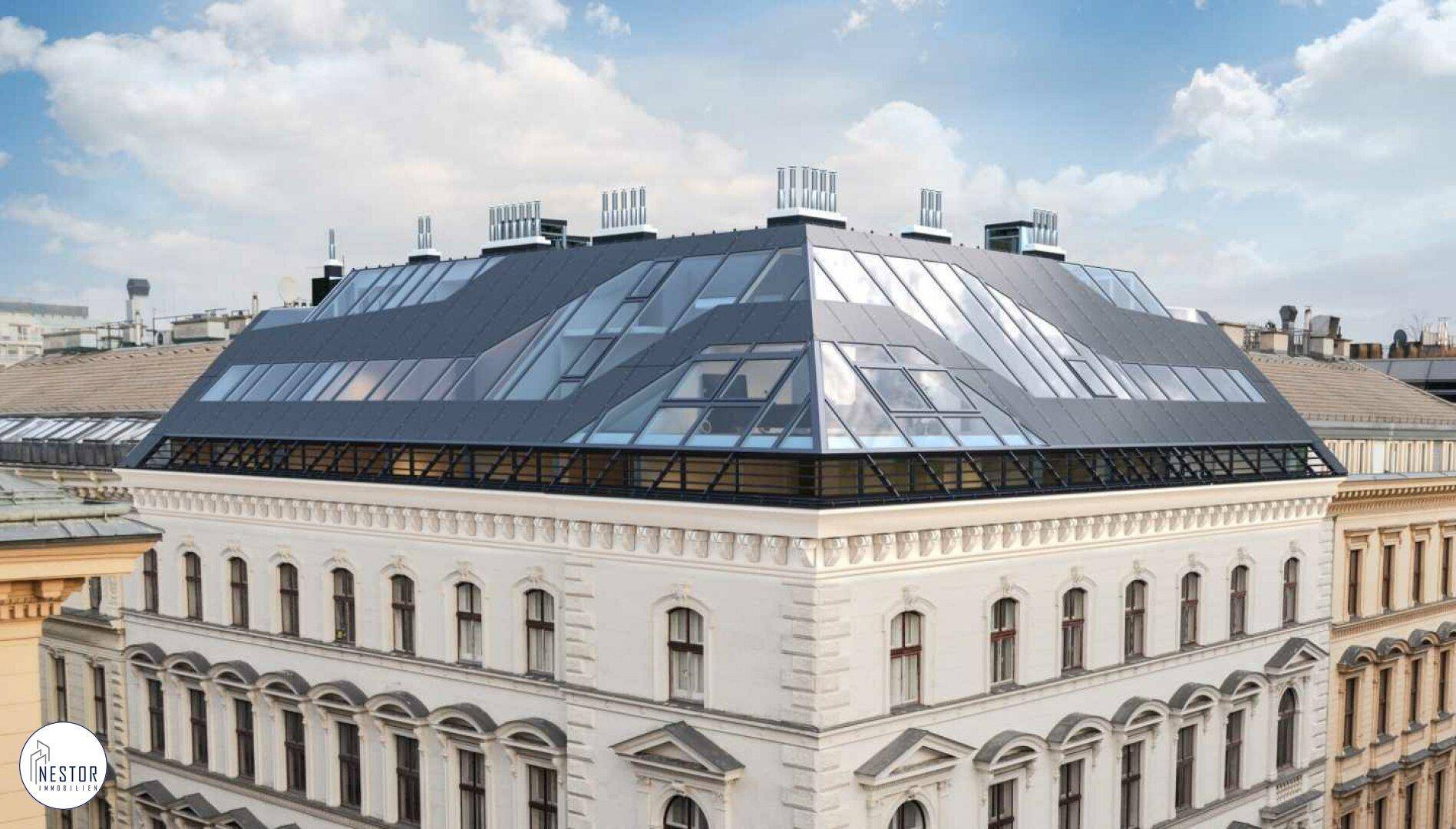 Historisches Gebäude mit moderner Glasdachkonstruktion und vielen Dachfenstern in urbaner Umgebung.
