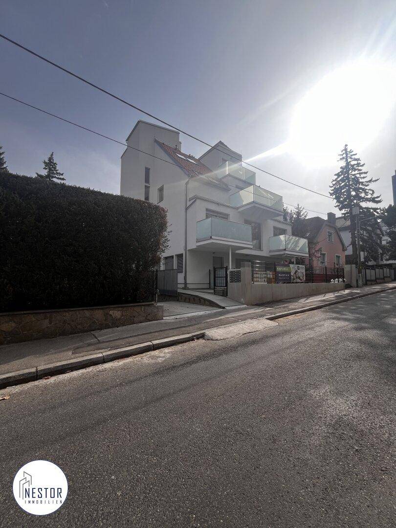 Moderne Wohnhausfassade mit mehreren Balkonen und klaren architektonischen Linien.