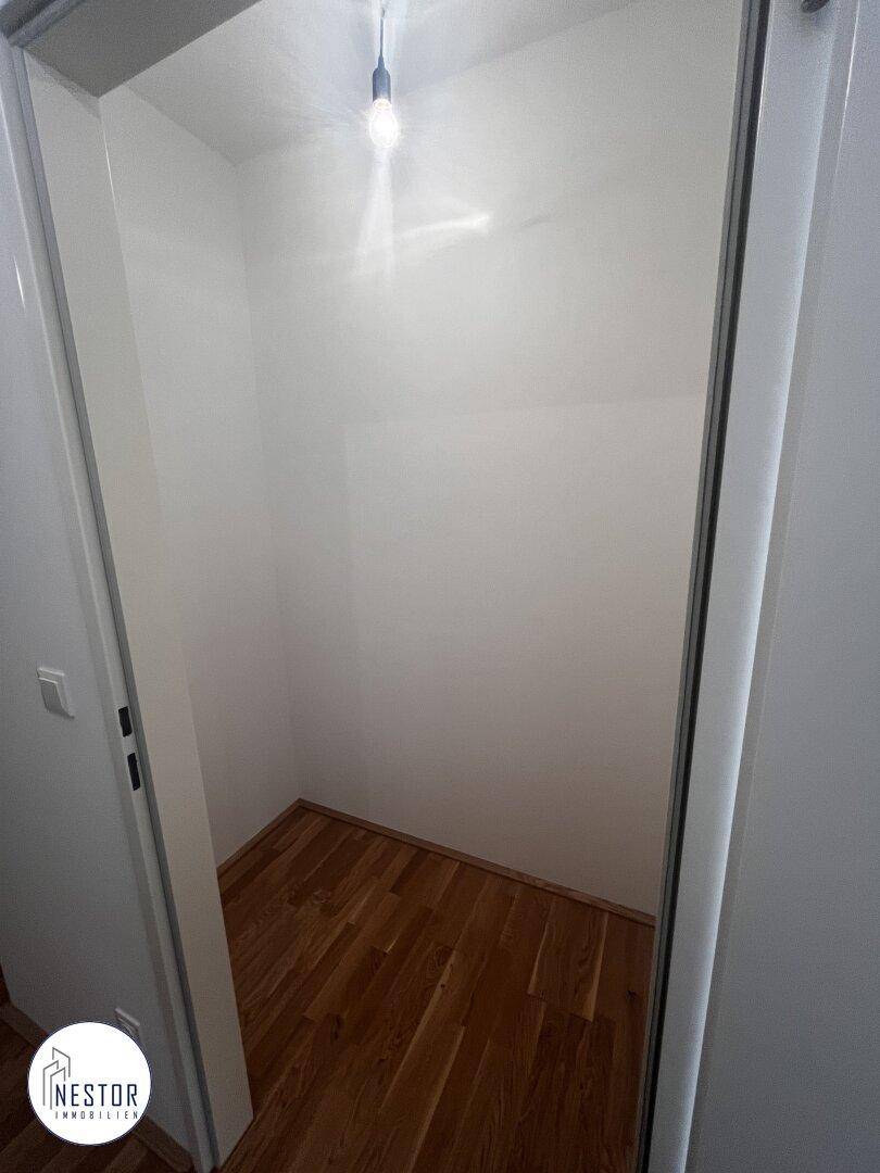 Heller Abstellraum mit Holzboden, ideal für zusätzlichen Stauraum.