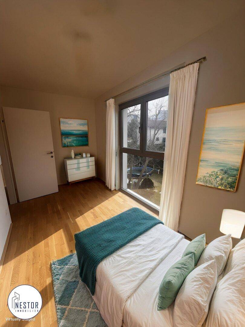 Gemütliches Schlafzimmer mit Holzboden, großem Fenster und viel natürlichem Licht.