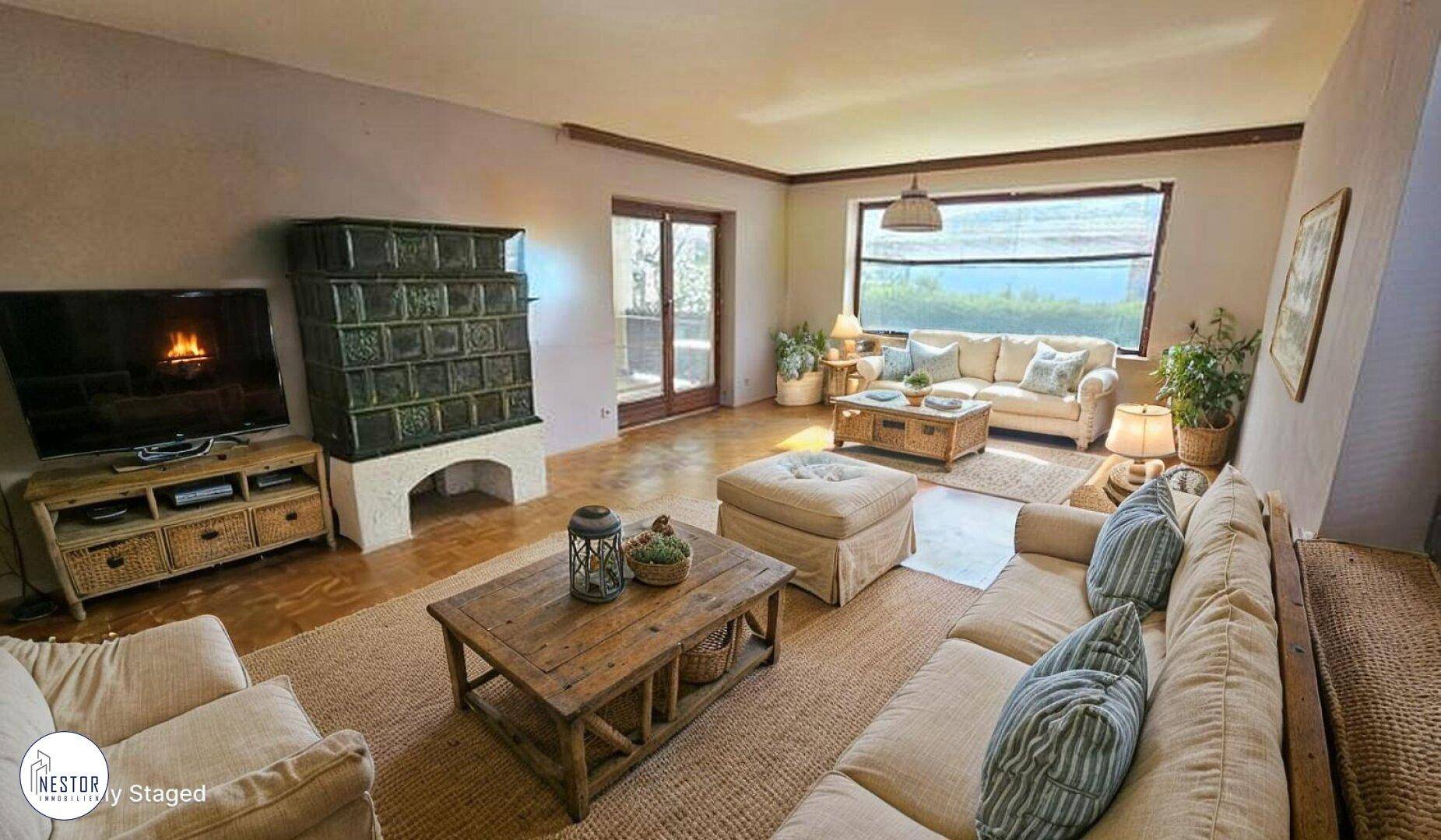 Gemütliches Wohnzimmer mit traditionellem Kachelofen, Parkettboden und Terrassenzugang.