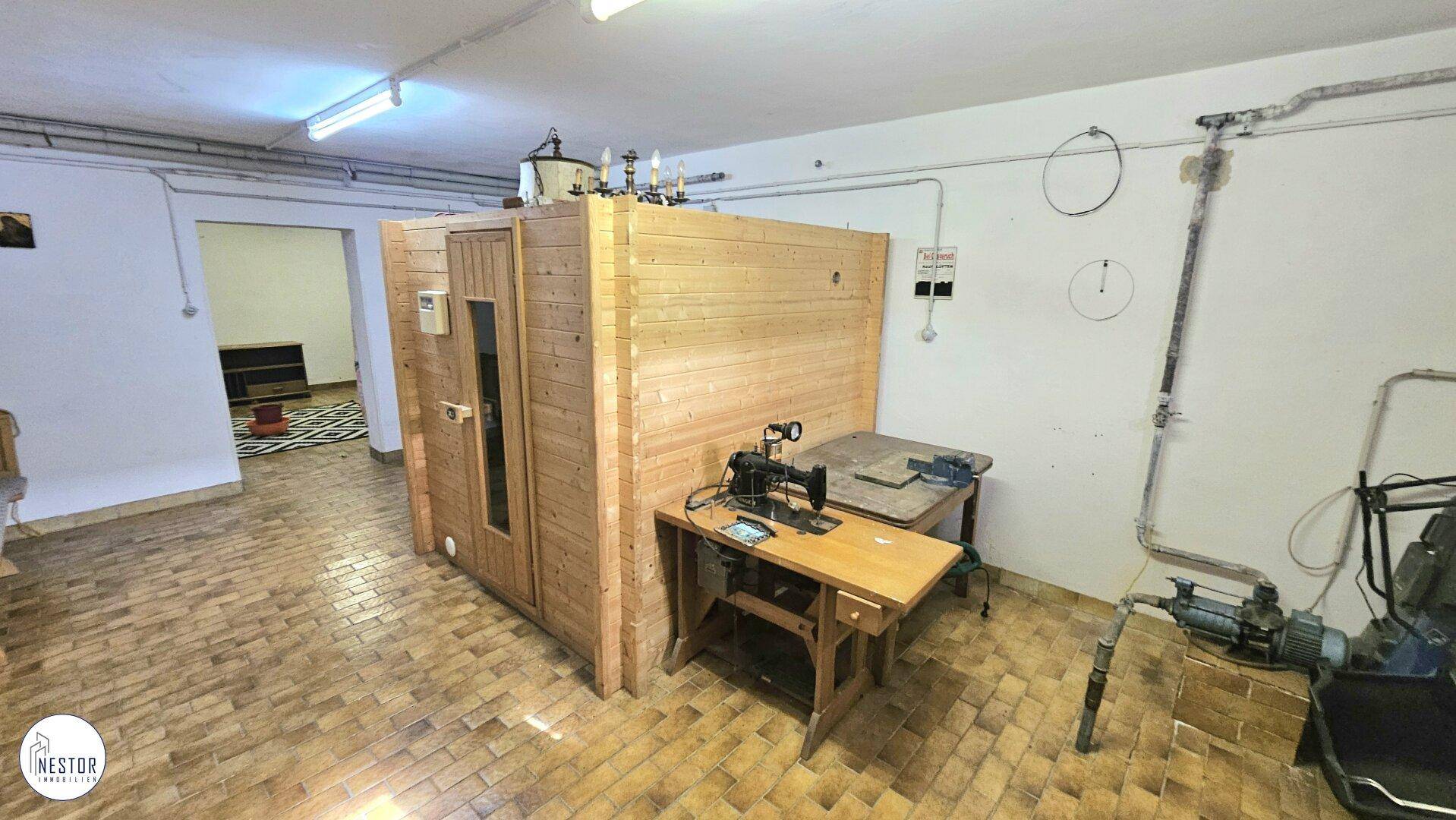 Kellerraum mit Sauna und einem Arbeitsbereich, vielseitig nutzbar.