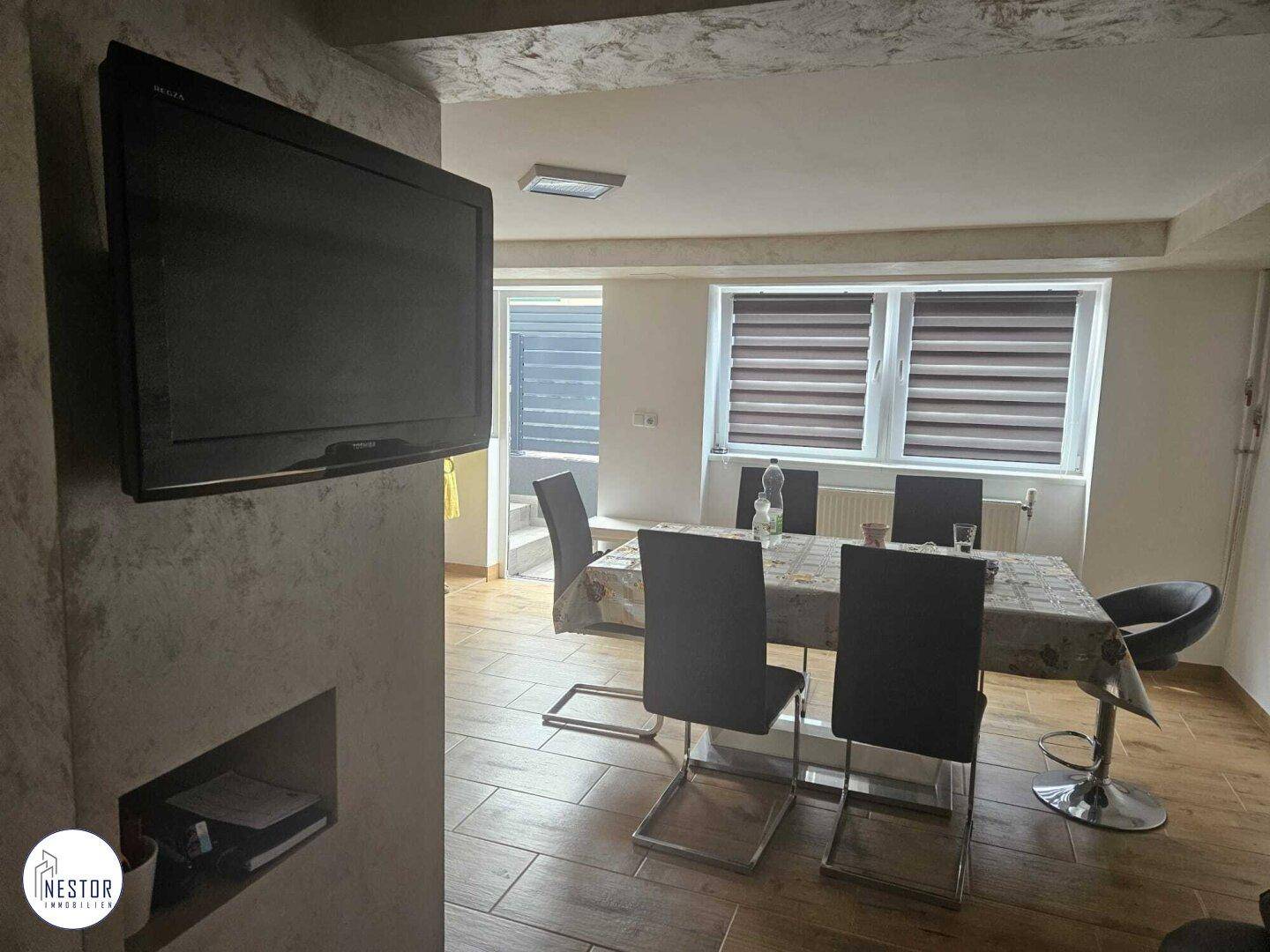Essbereich mit großem Tisch und Stühlen, integriert in den offenen Wohnraum.