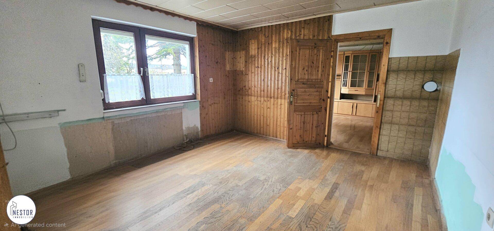 Raum mit Holzboden und Holzvertäfelung, bereit für eine Renovierung.