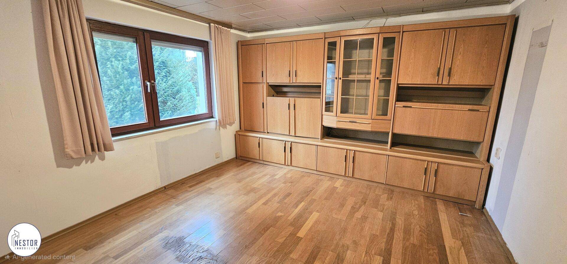 Raum mit Holzboden und großem Einbauschrank, der auf eine Neugestaltung wartet.