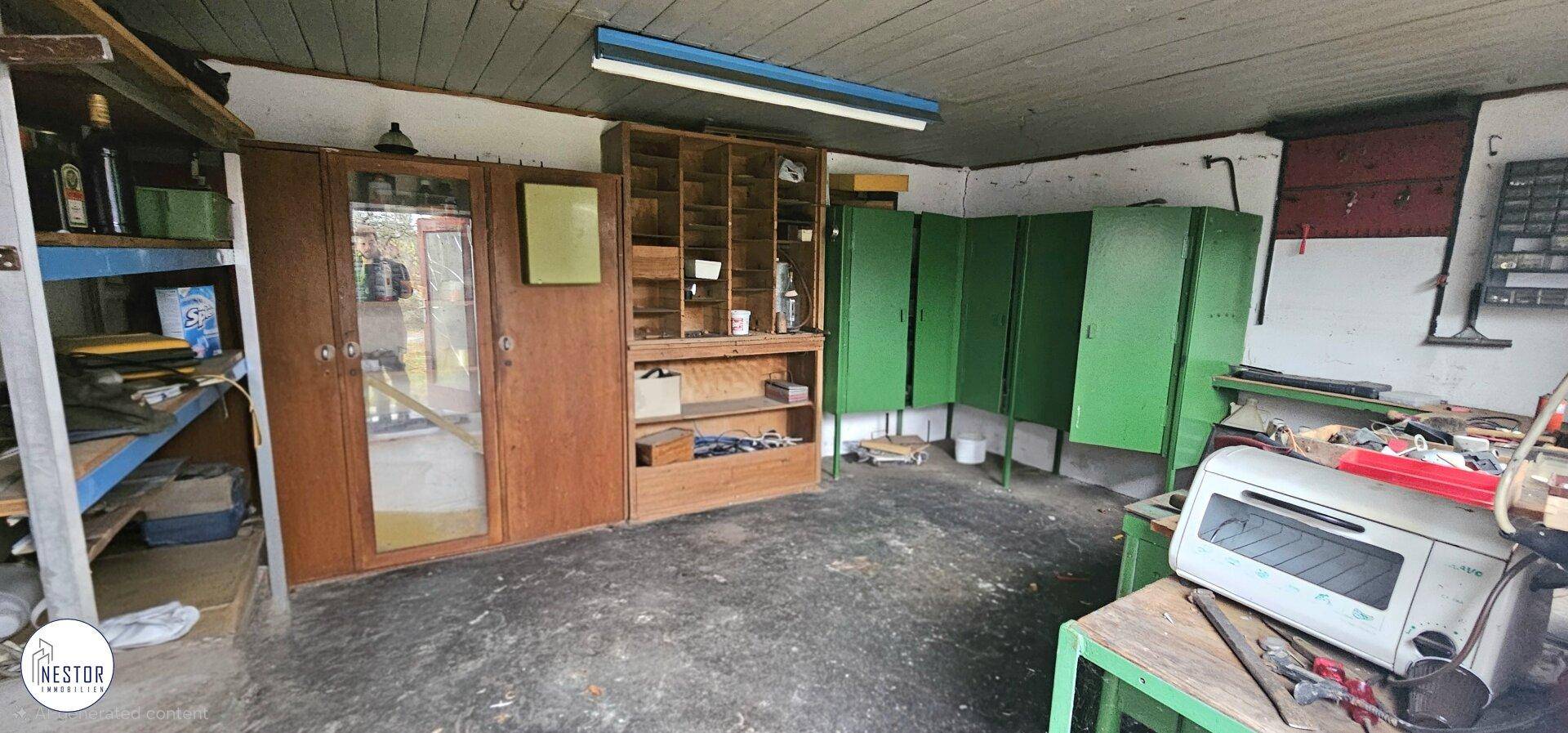 Werkstatt oder Abstellraum mit Regalen, Schränken und Arbeitsgeräten.