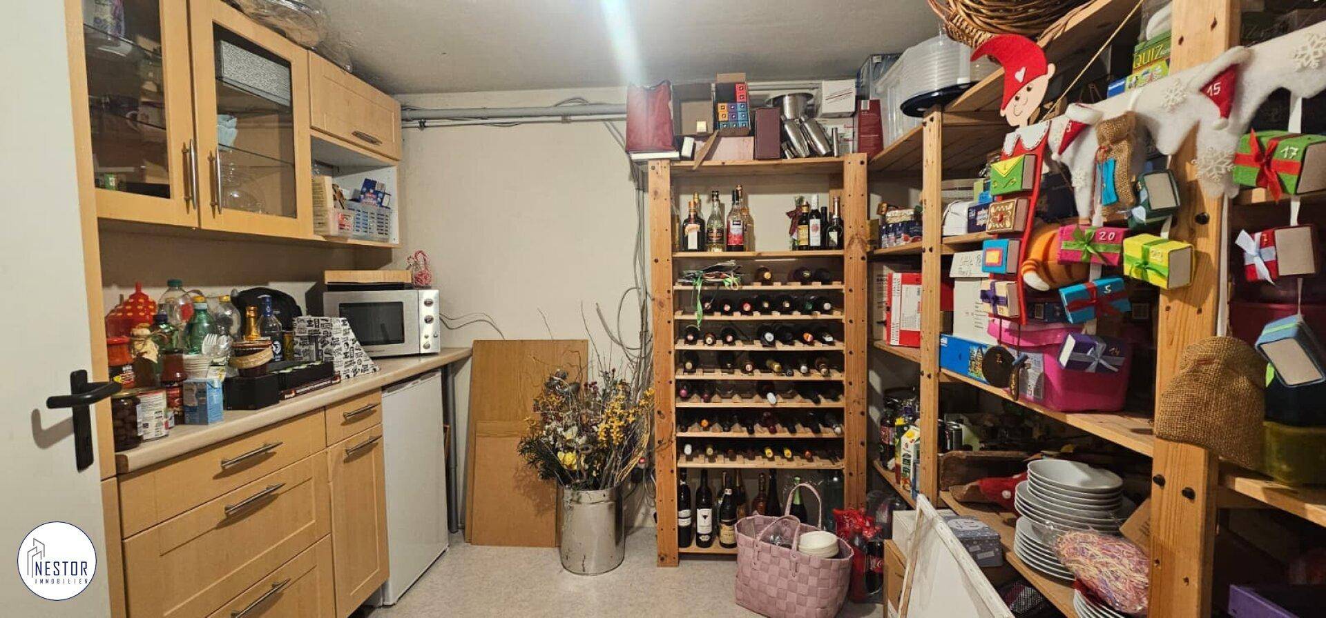 Praktischer Kellerraum mit Weinregalen und zusätzlichen Abstellmöglichkeiten.