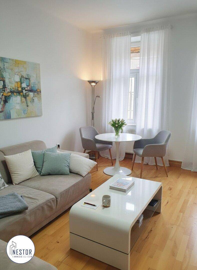 Helles Wohnzimmer mit Sofa, Couchtisch und kleinem Esstisch, dekoriert mit Kunst.