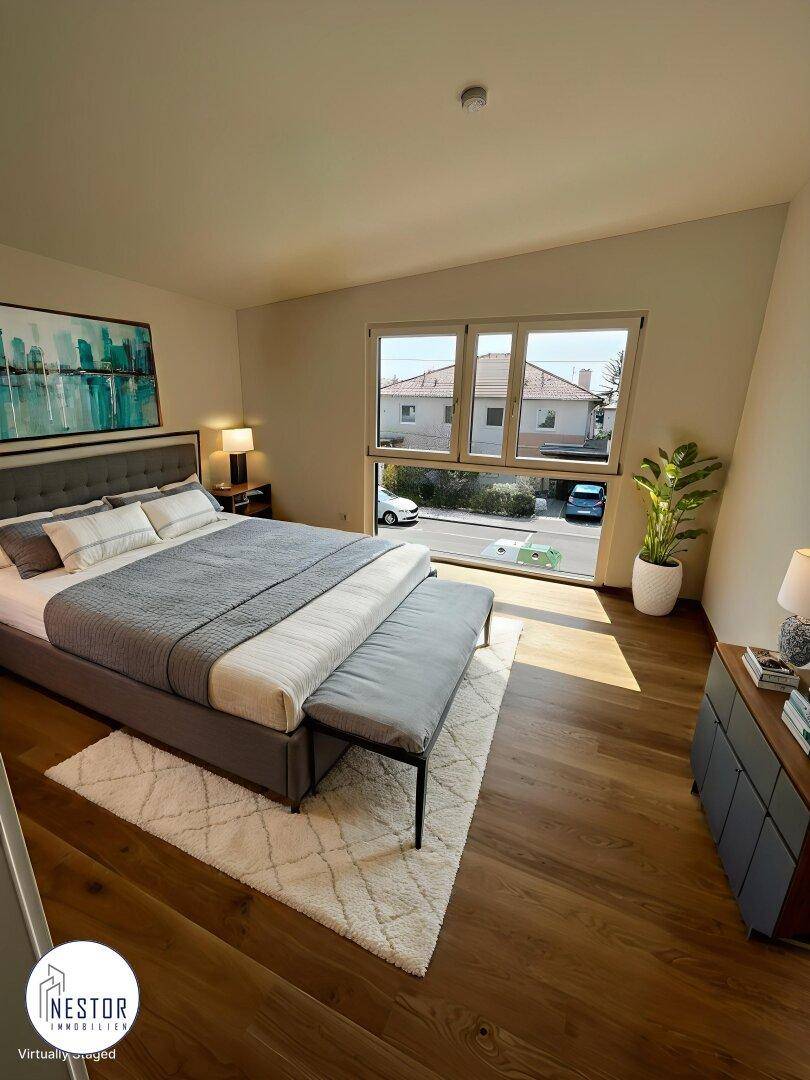 Modern eingerichtetes Schlafzimmer mit Holzboden, großem Fenster und Blick auf die ruhige Wohnstraße.