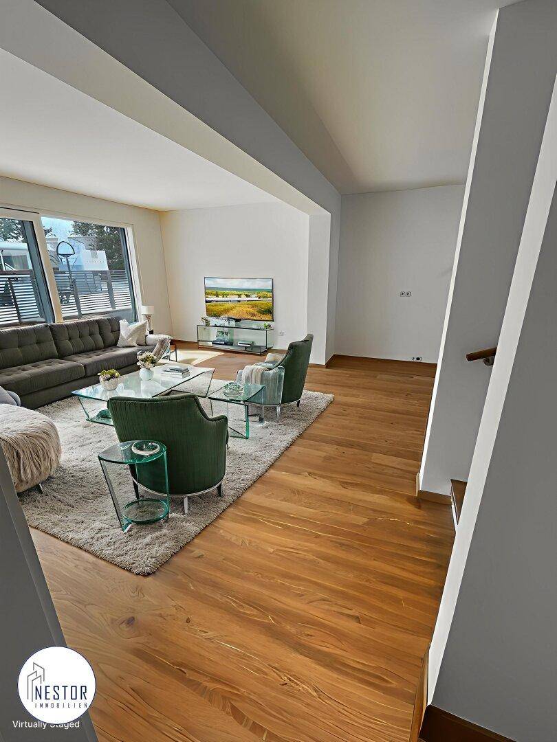 Geräumiges Wohnzimmer mit Holzboden, großen Fenstern und moderner, stilvoller Einrichtung.