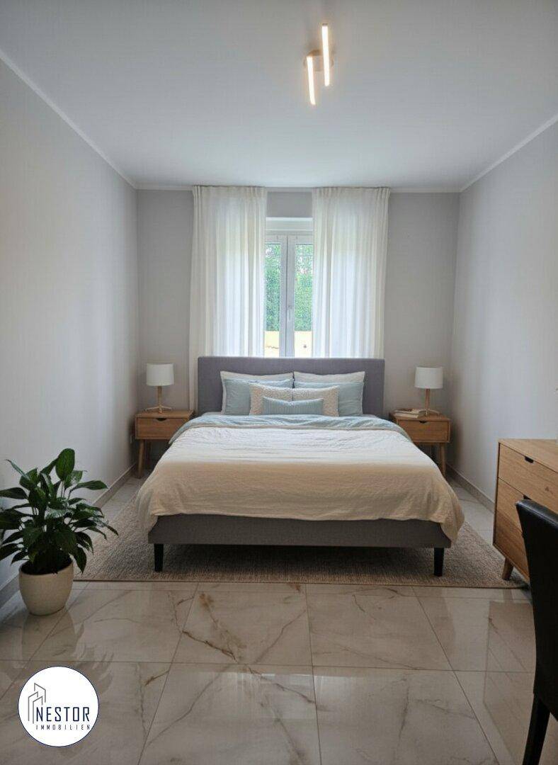 Ruhiges Schlafzimmer mit Doppelbett, Nachttischen und großem Fenster mit Vorhängen.