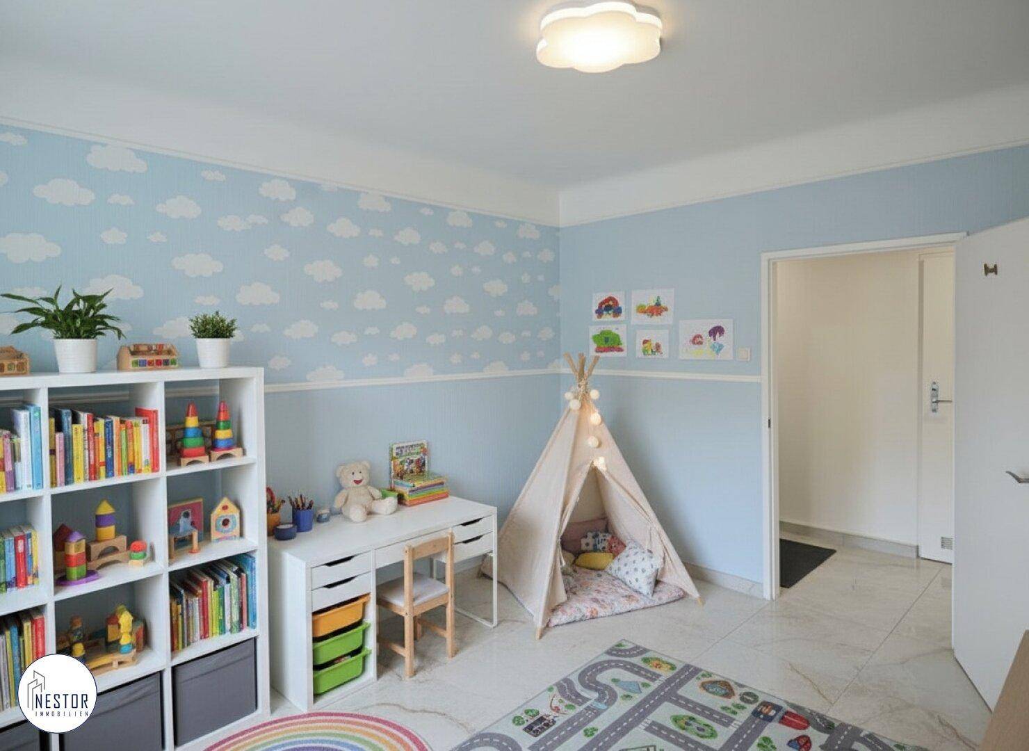 Helles Kinderzimmer mit Wolken-Tapete, Spielzelt und Bücherregal.