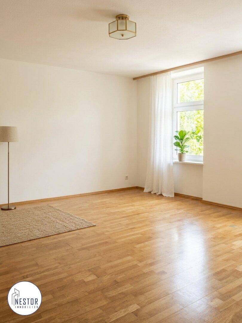 Lichtdurchfluteter Raum mit Parkettboden und einem großen Fenster, ideal als Schlaf- oder Arbeitszimmer.