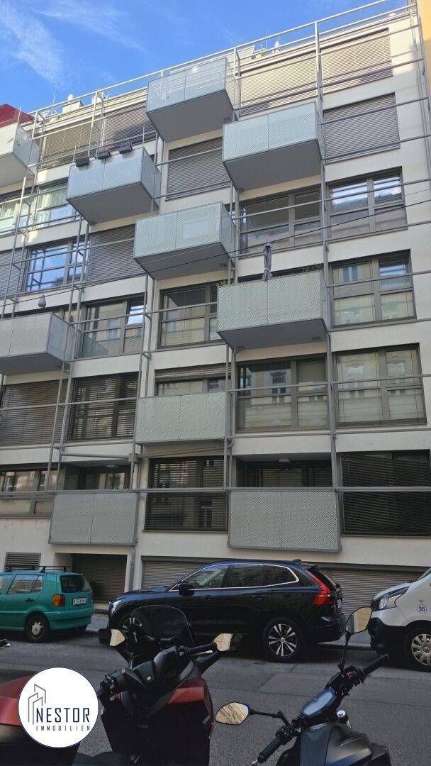 Moderne Gebäudefassade mit zahlreichen Balkonen und großen Fenstern, die eine städtische Ansicht bieten.