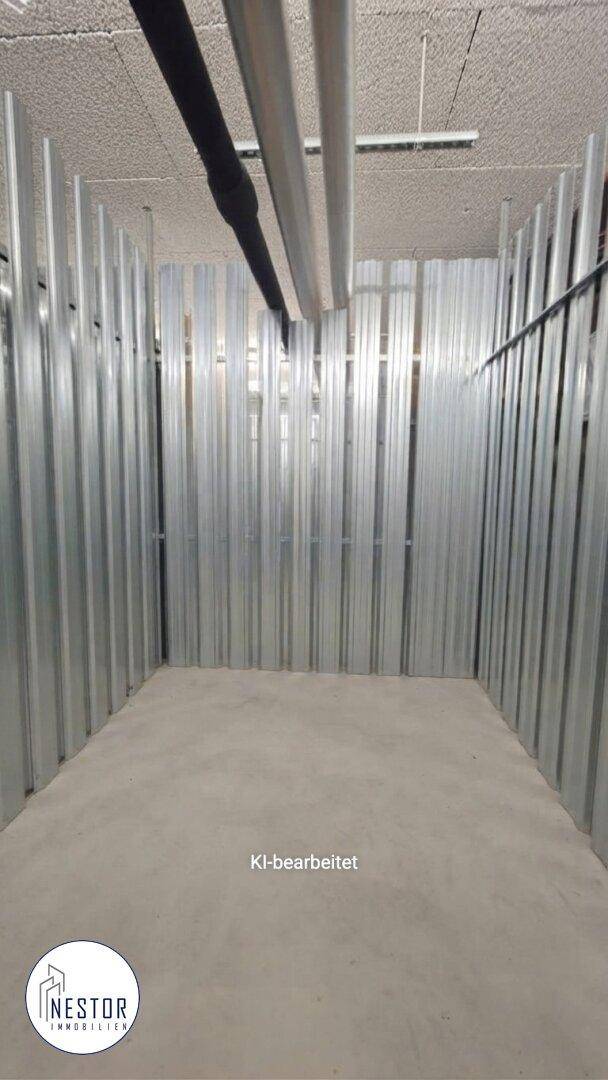 Leerer Abstellraum mit Wellblechwänden und Betonboden, ideal für zusätzlichen Stauraum.