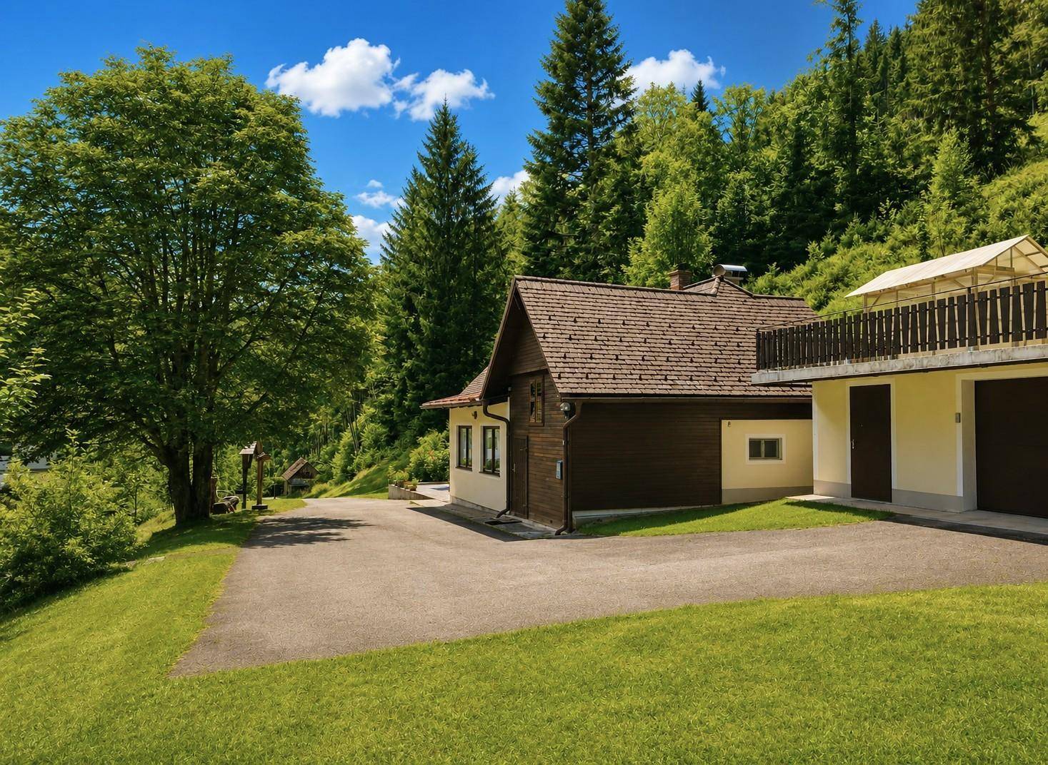 Charmantes Haus in ländlicher Umgebung mit viel Grün und Zufahrt.