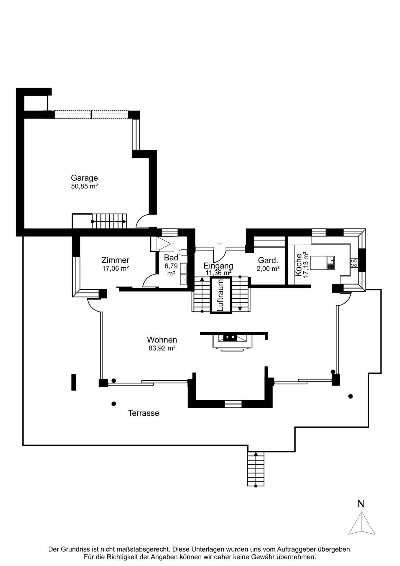 Grundriss des Erdgeschosses mit Wohnzimmer, Küche, Garage und Terrasse.