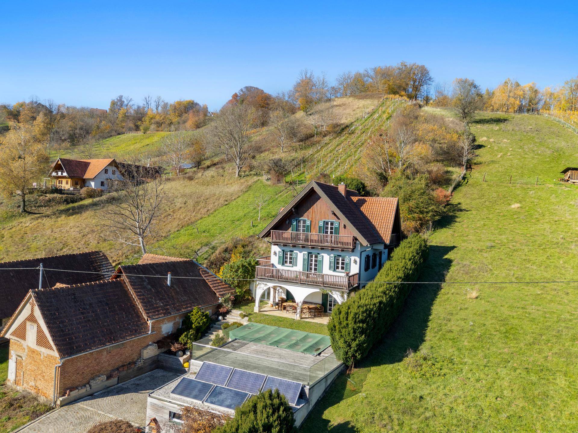 Idyllisches Anwesen in ländlicher Umgebung mit Pool und Photovoltaikanlage auf dem Dach.