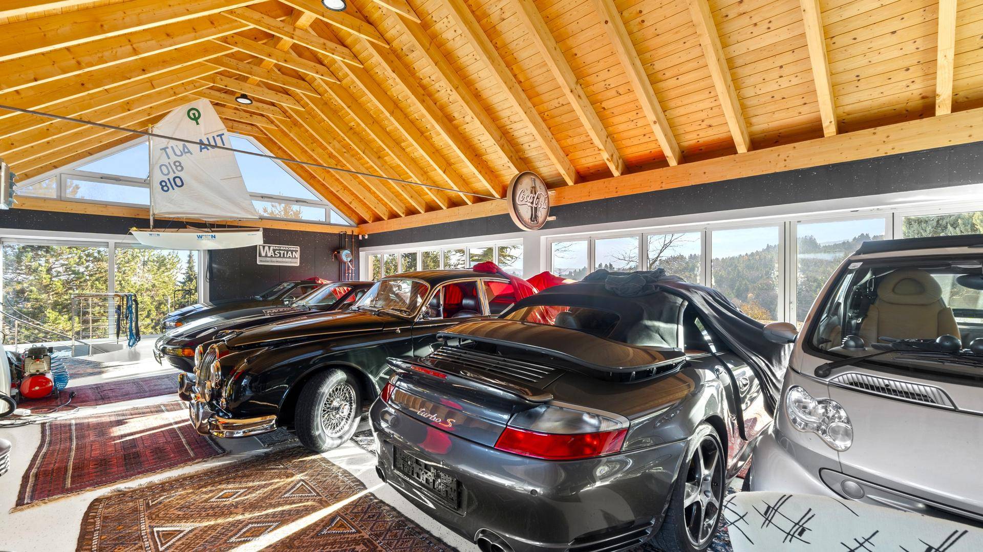 Große Garage mit Holzdachkonstruktion und Platz für mehrere Fahrzeuge.