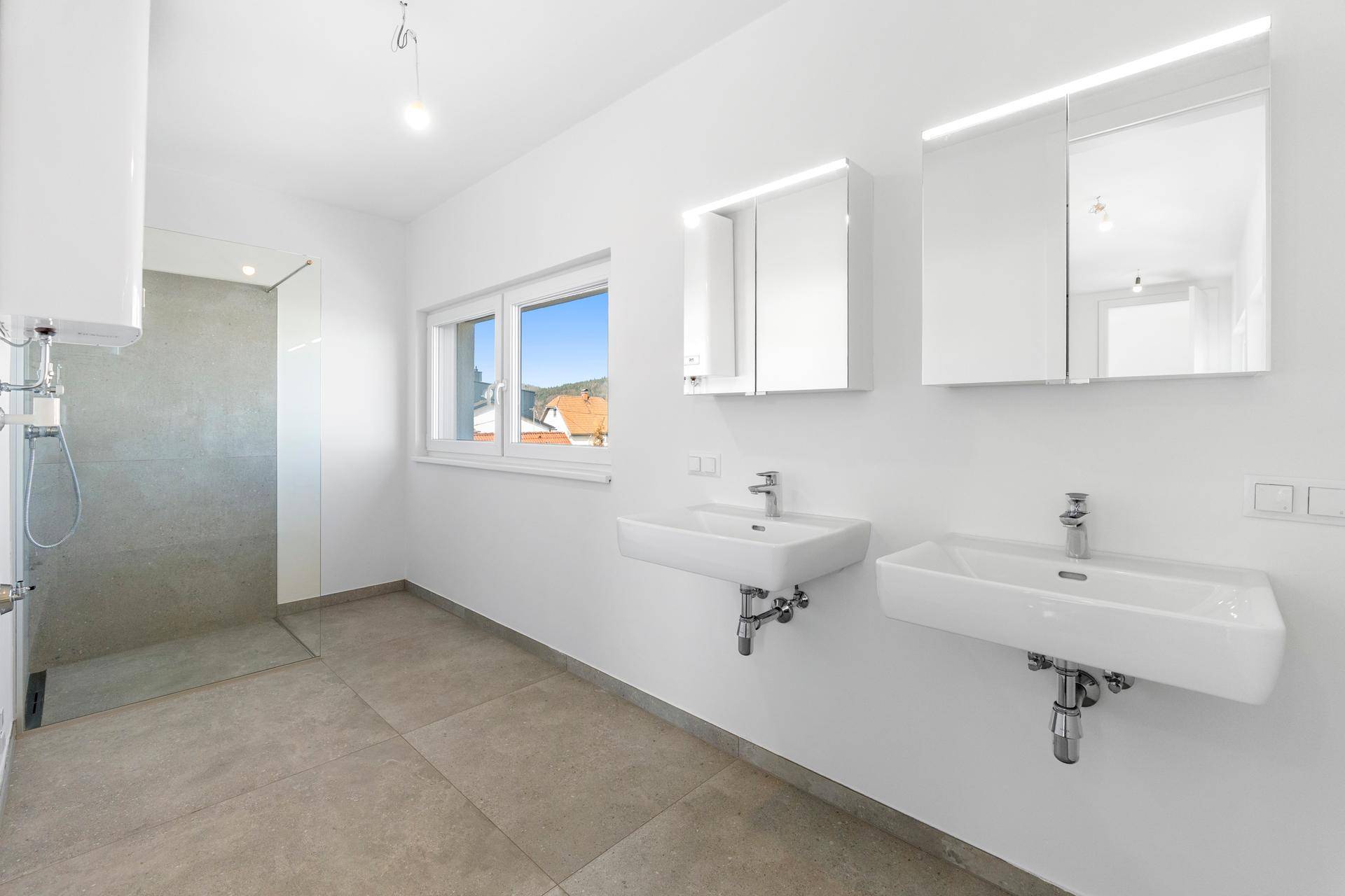 Modernes Badezimmer mit Doppelwaschbecken, begehbarer Dusche und Fenster für natürliche Belüftung.