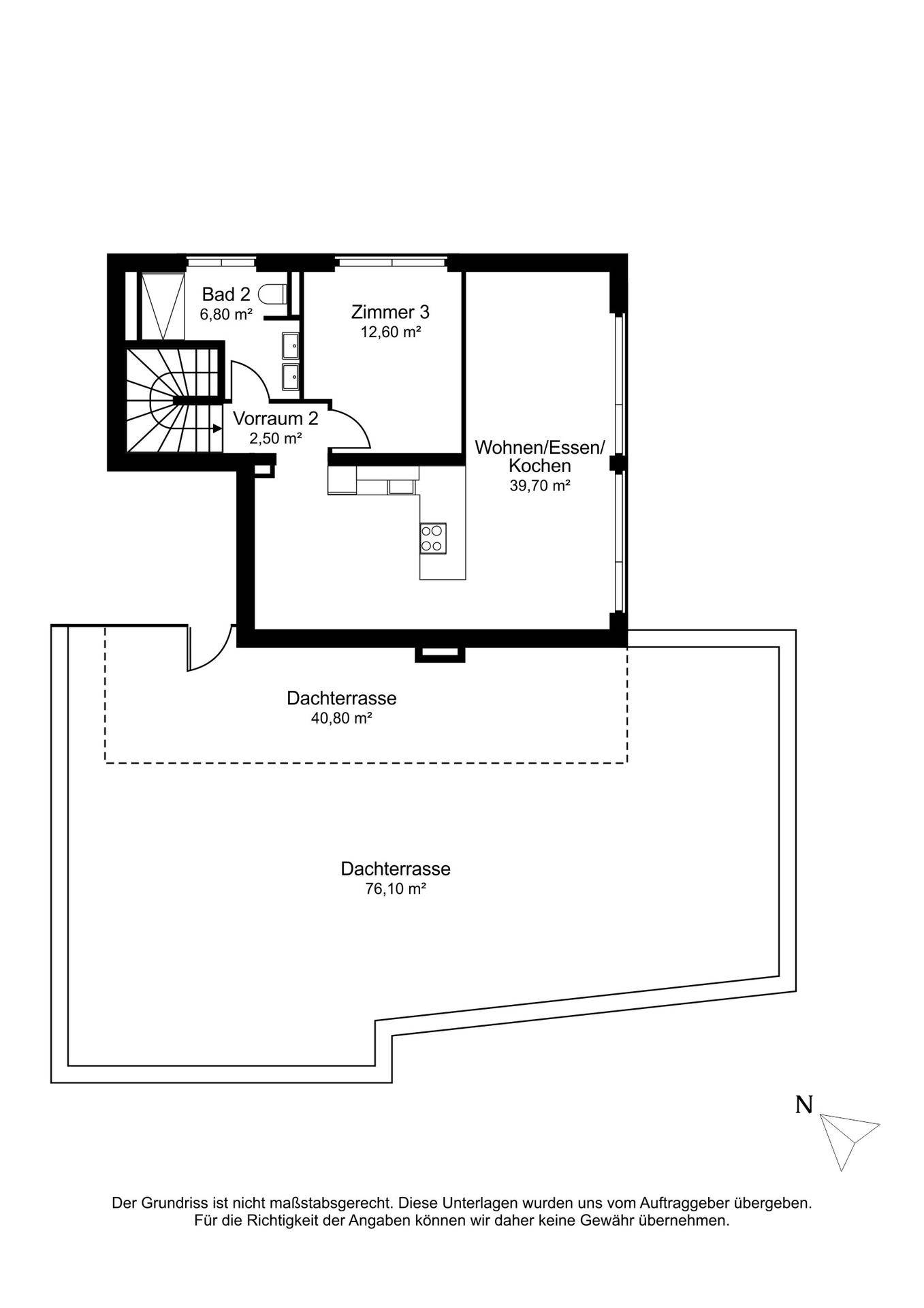 Grundrissplan einer Etage mit offener Wohnküche, Bad und großer Dachterrasse.