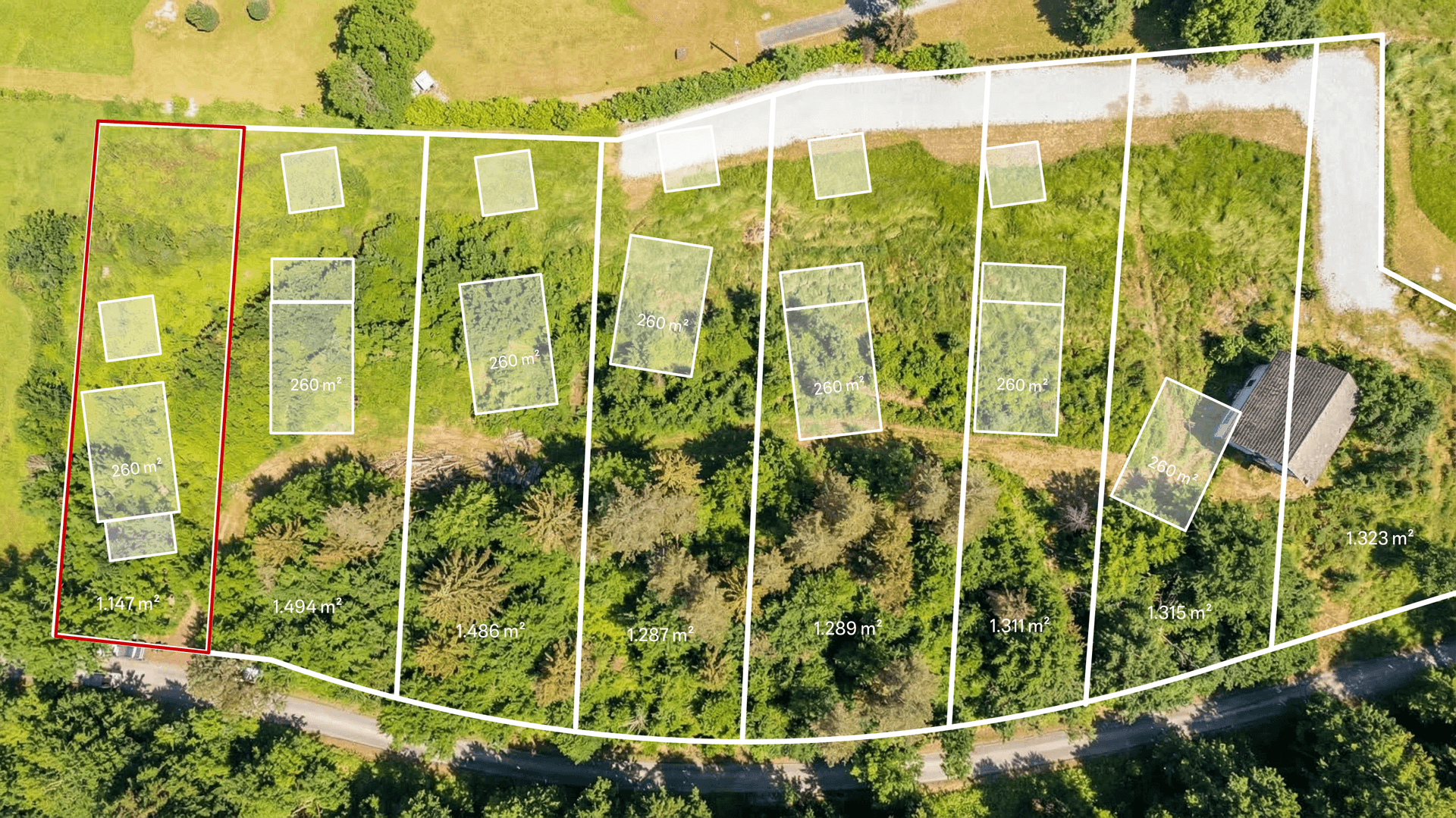 Übersicht aus der Vogelperspektive von mehreren Parzellen mit grüner Vegetation und Waldrand.