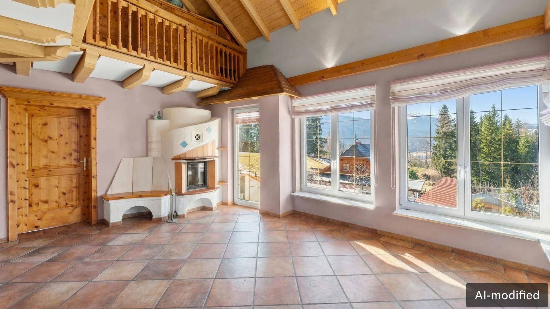 Geräumiges Wohnzimmer mit Kachelofen, Holzbalkendecke und großen Fenstern mit Bergblick.