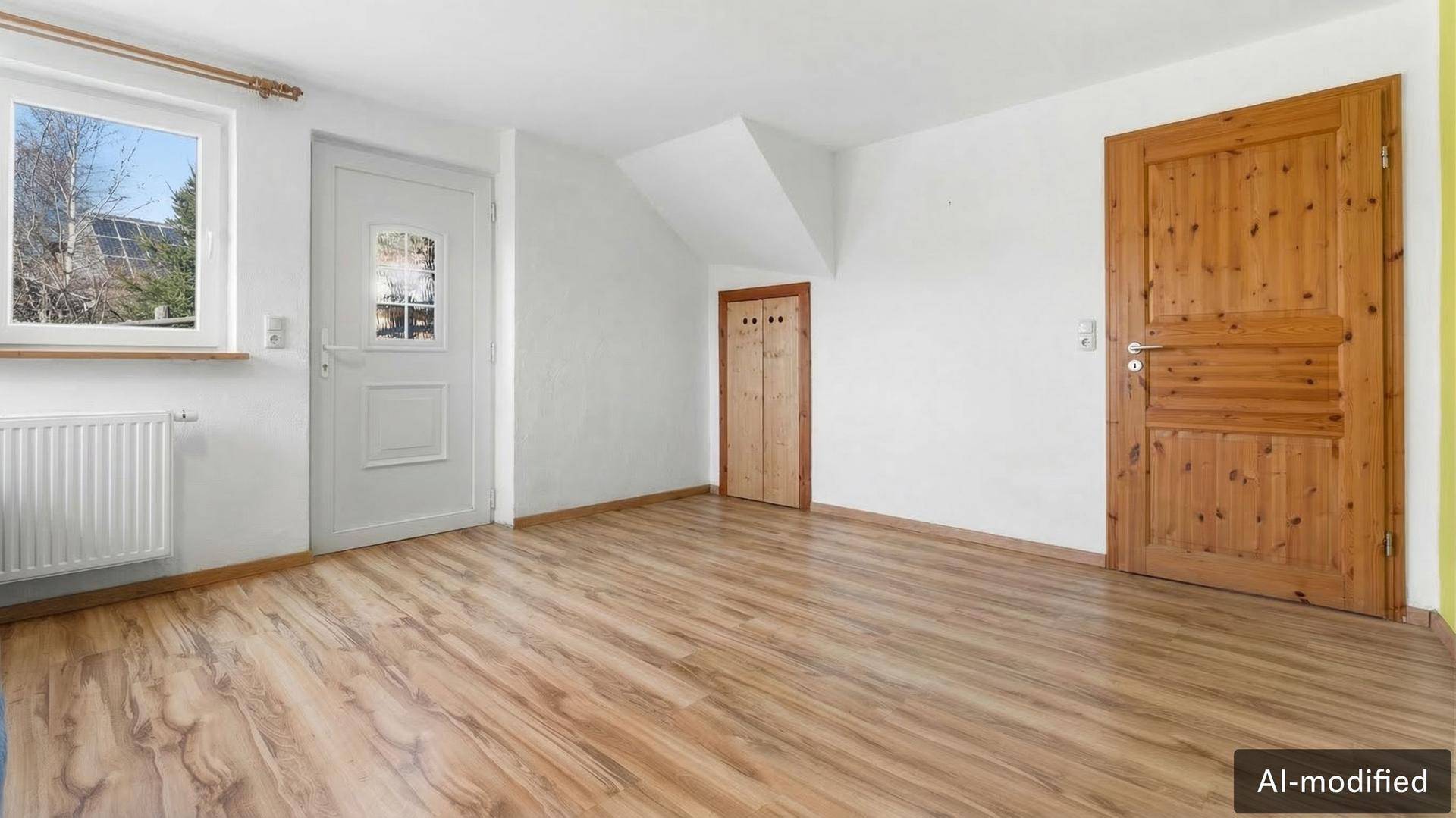 Flur mit hellem Laminatboden, weißer Eingangstür und traditionellen Holztüren.