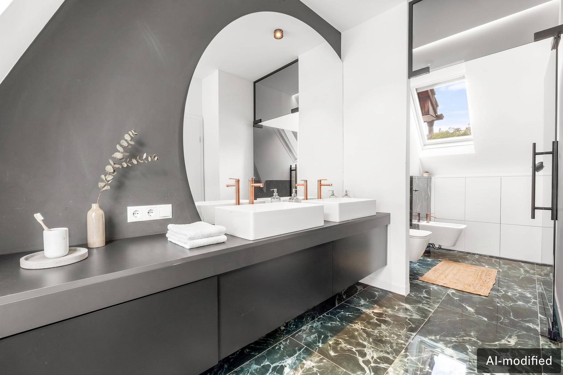 Elegantes Badezimmer mit Doppelwaschbecken, großem Spiegel und dunklen Marmorfliesen.