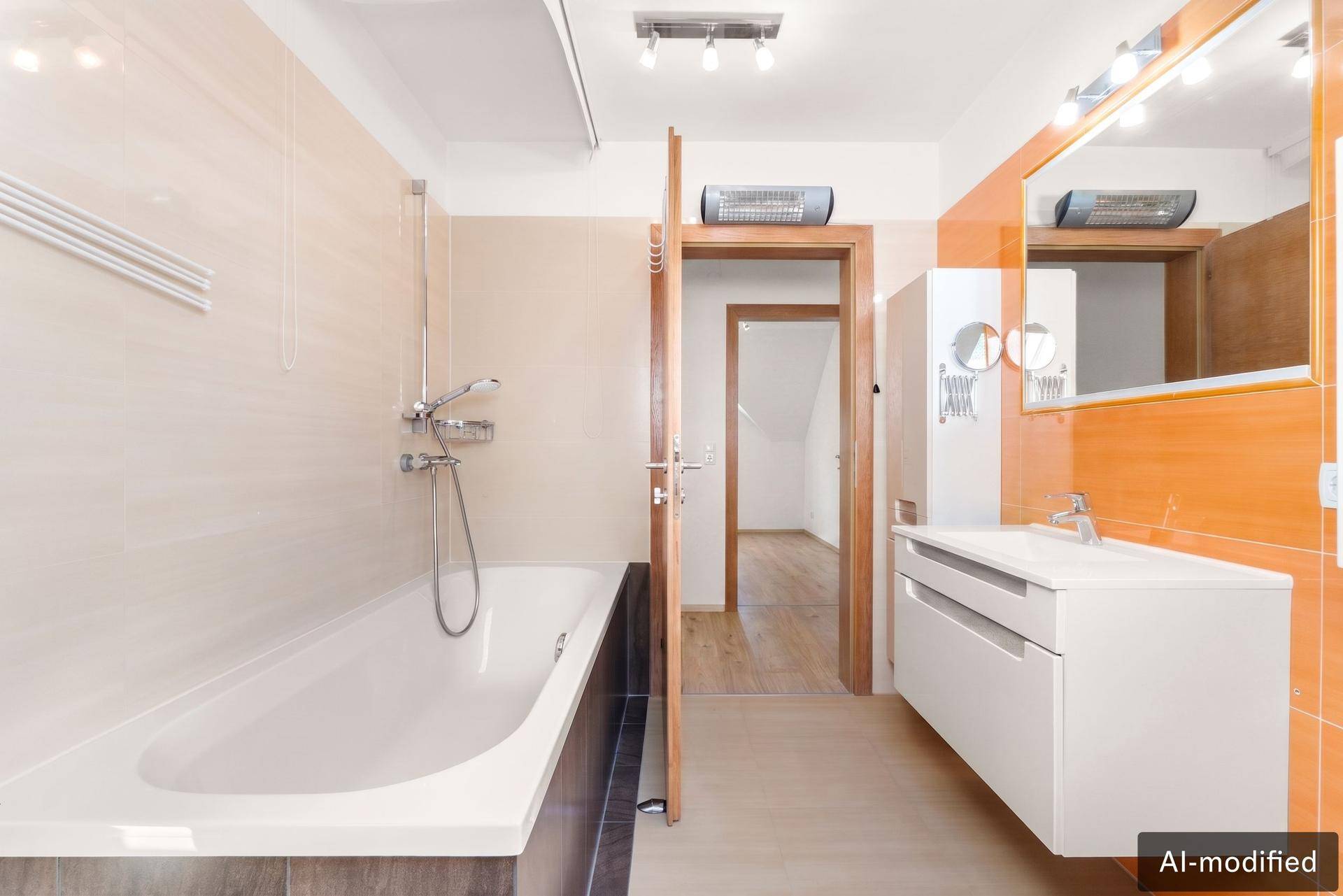 Modernes Badezimmer mit Badewanne, Einzelwaschbecken und hellen Fliesen, mit Zugang zu einem weiteren Raum.