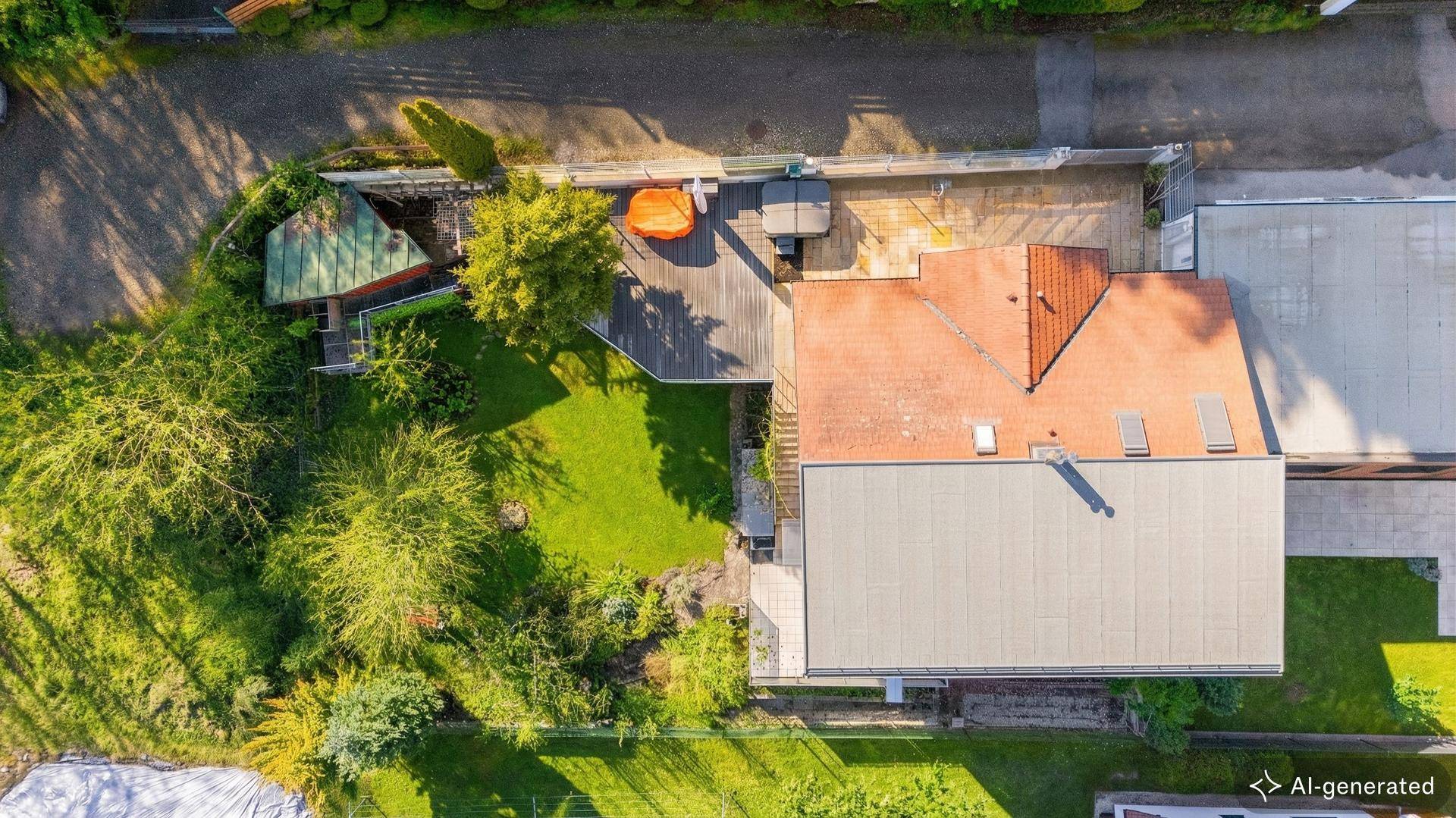 Luftaufnahme des Anwesens mit Garten, Terrasse und Dachflächen.