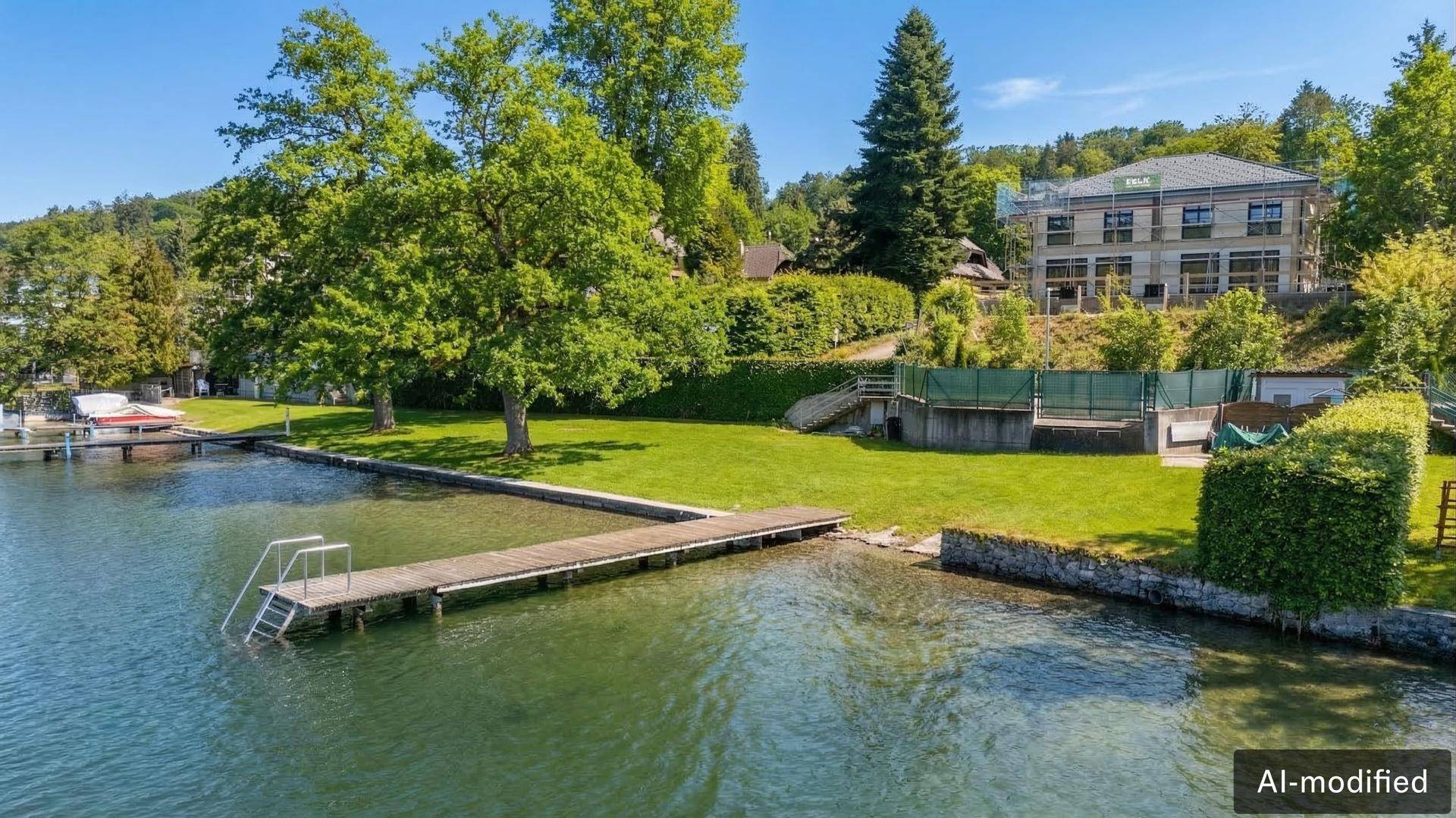 Anwesen am See mit großem Garten, altem Baumbestand und privatem Bootssteg mit Badeleiter.