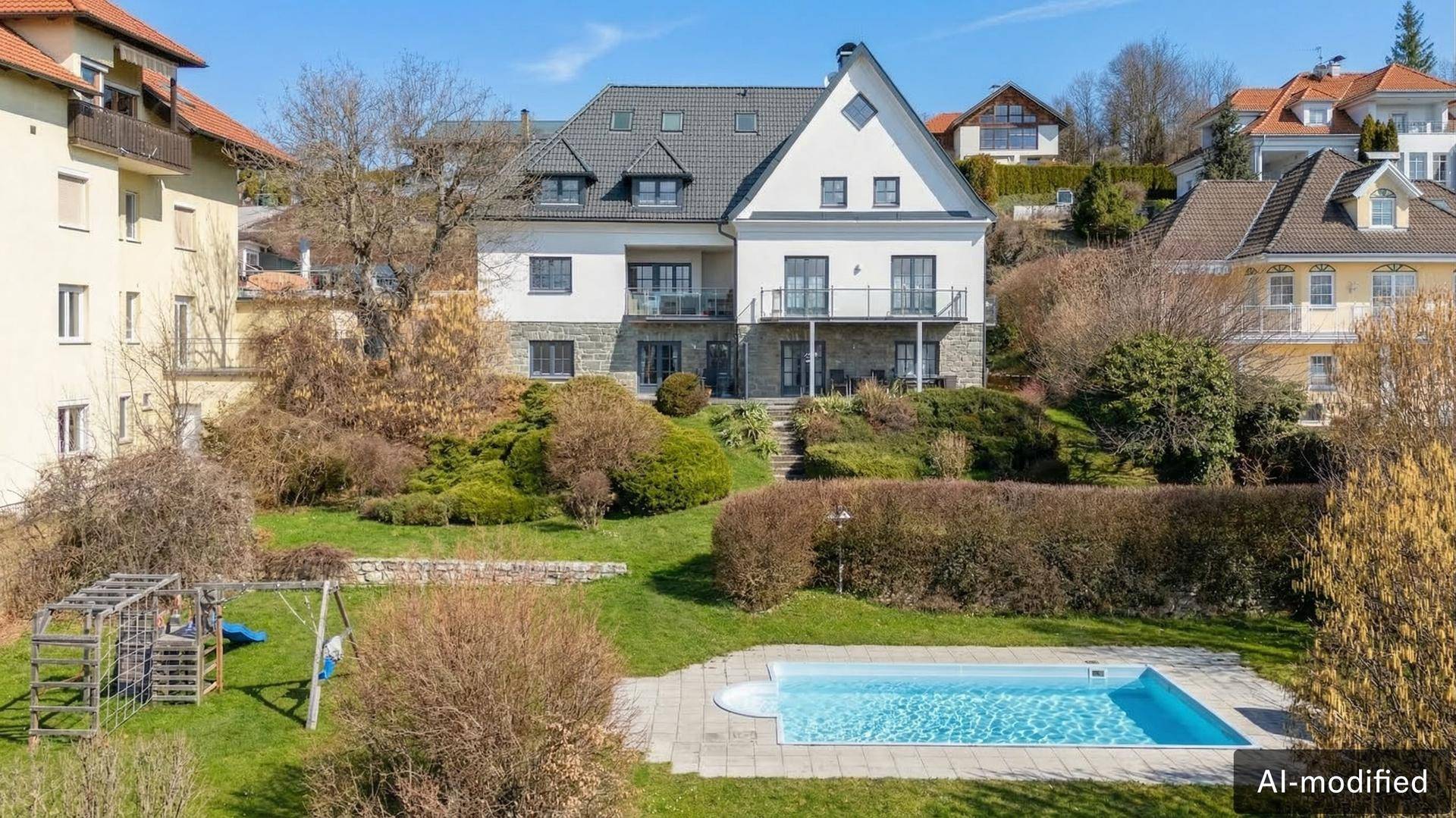 Weitläufiger Gartenbereich mit Swimmingpool und Blick auf die umliegende Landschaft.