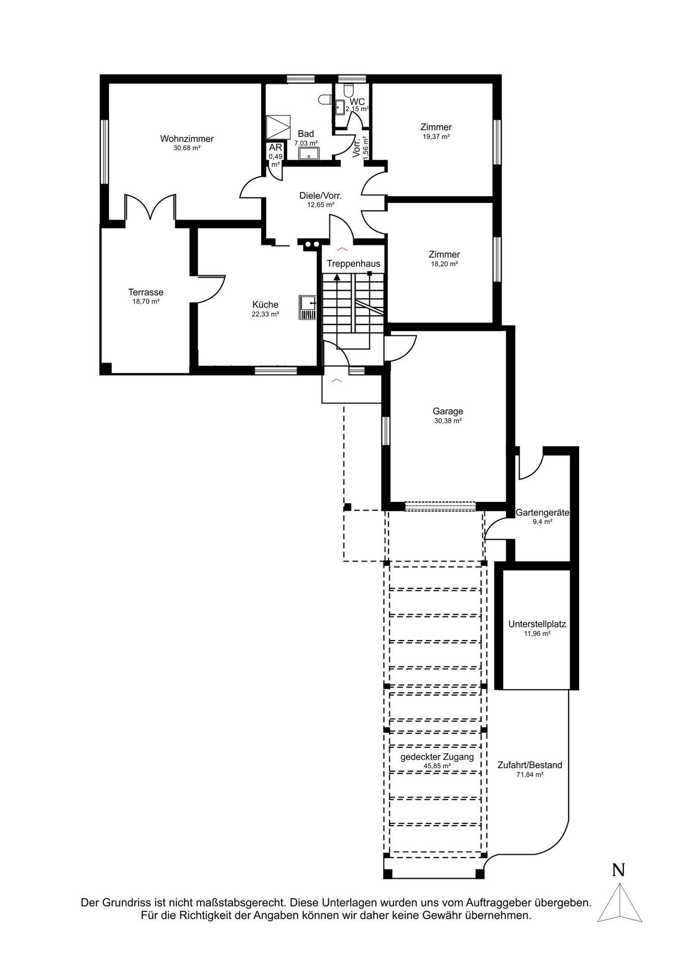Grundriss des Erdgeschosses mit Wohnzimmer, Küche, Terrasse, Garage und Stellplätzen.